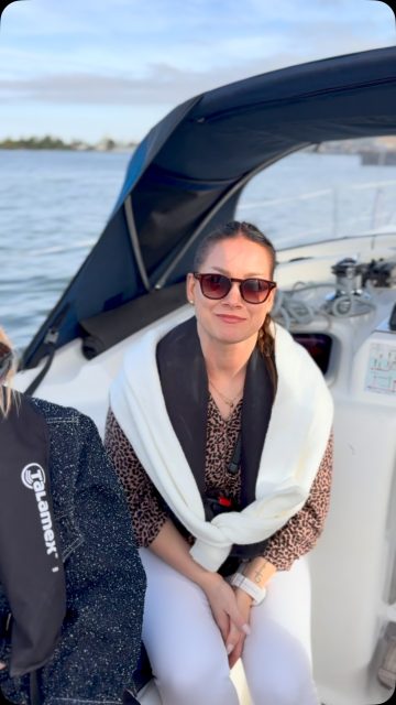 Purjehdukseen osallistuminen, huippuseura ja ihan vain kesäisestä merimatkasta nauttiminen. Nina, Johanna ja Tiia nimesivät merellisen tiimipäivän antia. ☀️⛵️🎉Taustalla Kimmo vakuuttaa, että kahvinjuonti riittää! 😅 Veneestä oli jo aika siirtyä ravintolaan illalliselle. 😎 #ankkurimatkat #purjehdus #tiimipäivä #yrityskulttuuri